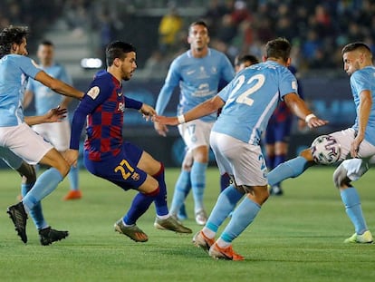 Carles Pérez se enfrenta a los defensas del Ibiza en el partido de la Copa del Rey.