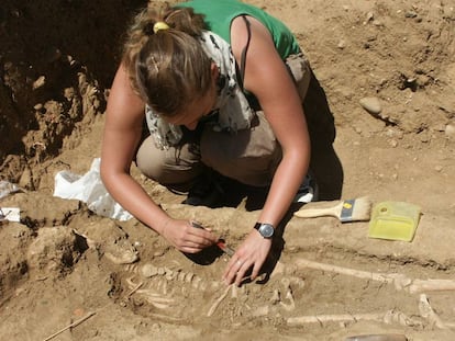 Una arqueóloga trabaja sobre uno de los esqueletos hallados en el yacimimiento de Marialaba.