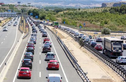 Tráfico en la A-3 durante el primer día de la primera Operación Salida del verano 2021, este viernes en Madrid.