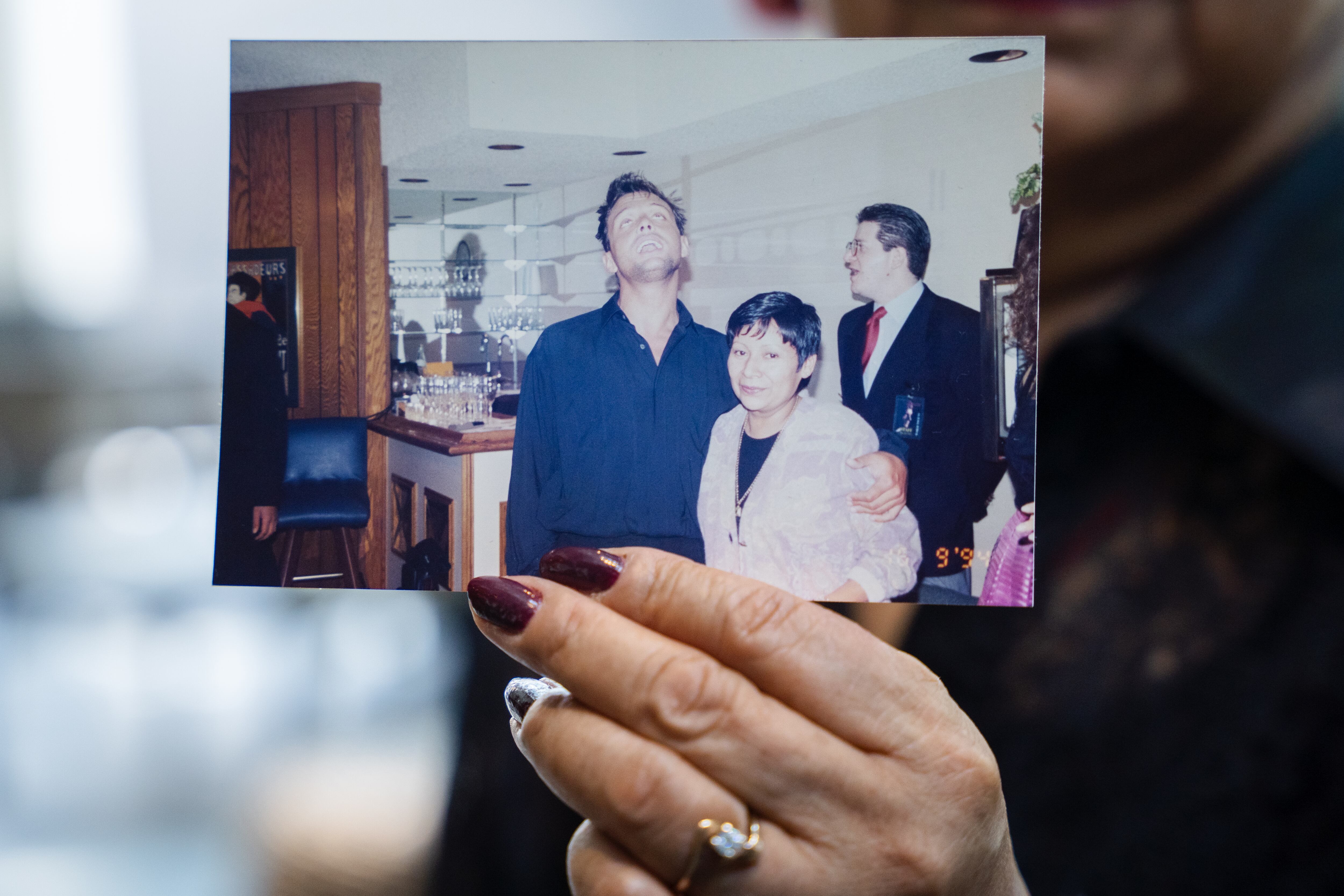 Edith Sánchez muestra una fotografía junto a Luis Miguel en una celebración en 1994.