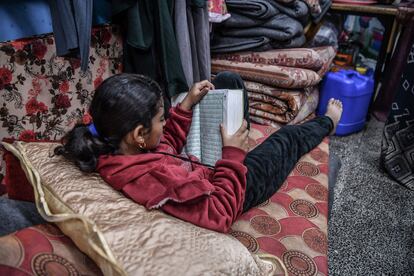 Una niña lee el Corán, este viernes en Jan Yunis.