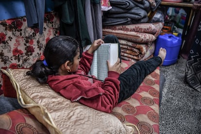 A girl reads the Koran, this Friday in Khan Yunis.