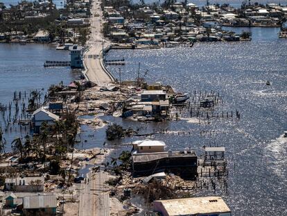 Una foto aérea muestra el único acceso al barrio de Matlacha, en Fort Myers, destruido por el huracán Ian.