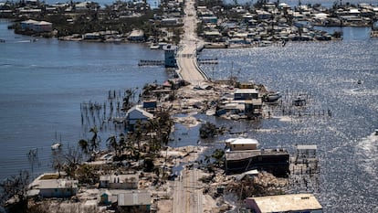 Una foto aérea muestra el único acceso al barrio de Matlacha, en Fort Myers, destruido por el huracán Ian.