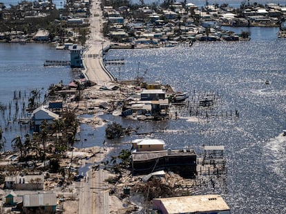Una foto aérea muestra el único acceso al barrio de Matlacha, en Fort Myers, destruido por el huracán Ian.