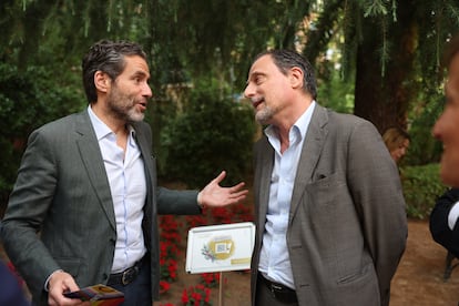 El portavoz del Partido Popular, Borja Sémper (a la izquierda), conversa con el director de EL PAÍS, Jan Martínez Ahrens.