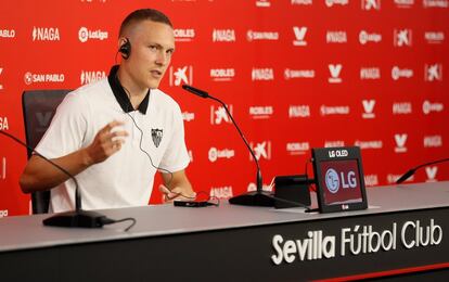 
El Sevilla FC presentó este miércoles, en el Ramón Sánchez-Pizjuán, al lateral izquierdo sueco Ludwig Augustinsson, que se incorpora esta temporada como jugador al conjunto hispalense procedente del Werder Bremen alemán.