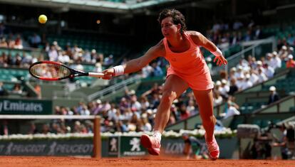 Carla Suárez intenta devolver una bola ante Halep.