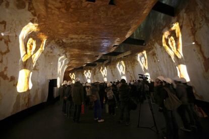 Vistantes en el interior del pabellón español de la Expo de Shanghai durante un acto especial que se realizó el 25 de marzo para presentar los avances de la feria mundial, a la que se espera que acudan más de 70 millones de personas en los seis meses que estará abierta al público desde el 1 de mayo