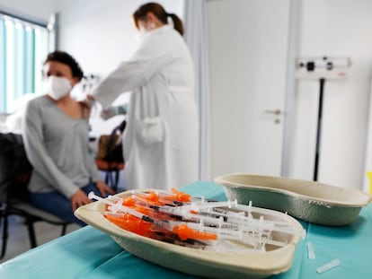 Vacunación en un centro de salud de Aragón.