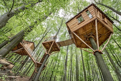 Tiene capacidad para cuatro personas y se accede a su interior a través de escaleras y puentes colgantes. Sus grandes ventanales permiten que entre la luz de Witzenhausen, un pequeño lugar ubicado en Hesse (Alemania).