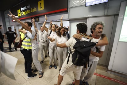 Miembros de la flotilla llegan al aeropuerto de Madrid