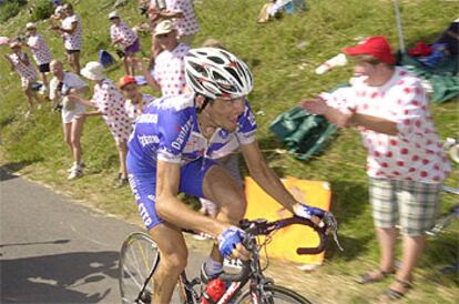 Richard Virenque sube las cuestas del col de Ramaz, ayer, aplaudido en las laderas por espectadores vestidos con el <b>maillot</b> del mejor en la montaña.