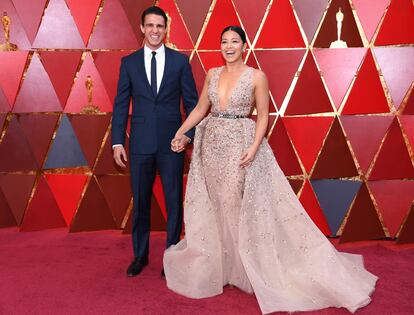 Joe LoCicero y Gina Rodríguez, que lució un vestido de Zuhair Murad.