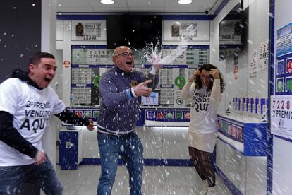 Empleados de la administración de loterías de la calle Santiago de Valladolid celebran este viernes el haber vendido décimos del 72.289 agraciado con el segundo premio de la Lotería de El Niño. 