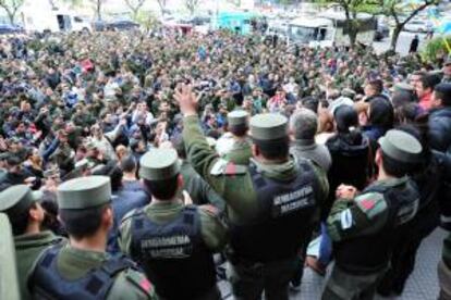 Cientos de agentes de Gendarmería se suman a la movilización que iniciaron el martes los guardacostas en protesta por la aplicación de un decreto de regularización salarial que se ha traducido en la práctica en severos recortes en buenos Aires (Argentina).