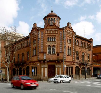Casa de la Prensa, en la esquina de la avenida Rius i Taulet esquina Carrer de la Guàrdia Urbana, el edificio construido por Pere Domènech en 1926 para la Exposición Internacional, que acogerá desde 2013 el Museo del Teatro.