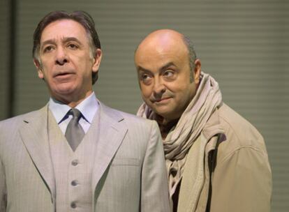 José Pedro Carrión (izquierda) y Jesús Castejón, en una escena <i>de Cosmética del enemigo,</i><b> dirigida por José Luis Sáiz</b> <b>sobre la obra de Amélie Nothomb.</b>