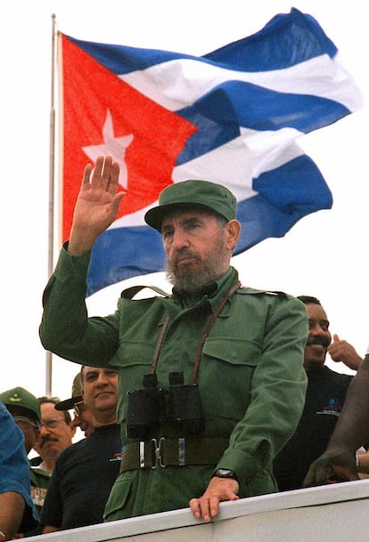 El líder cubano Fidel Castro (Holguín, 1926- La Habana, 2016) era un hombre de costumbres. Según uno de sus oficiales, Ramón López, contó en un documental, Castro “se acostó con al menos dos mujeres al día durante más de cuatro décadas, una a la hora de comer y otra a la hora de cenar. A veces incluso pedía una para desayunar”. López llegó a decir: “No creo que [Castro] hubiera permanecido tanto tiempo como presidente de no haber sido por todas las mujeres increíbles a las que tenía acceso gracias a ese puesto”. Castro murió a los 90 años, tras 49 en el poder y 8 retirado, dejando atrás una viuda y 11 hijos. Aunque cabe especular con que todos los habitantes actuales de Cuba son hijos suyos. En la imagen, Fidel Castro en la Plaza de la Revolución de la Habana en mayo de 1998.