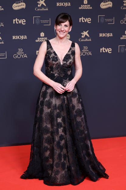 Malena Alterio, premiada en la edición de los Goya del año pasado, bromeó sobre el fin de su reinado como mejor actriz en la alfombra roja, donde posó con un vestido de Zac Posen y joyas de Mumit.