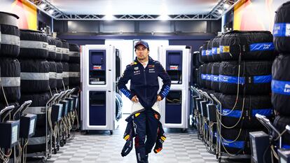 Checo Pérez, piloto de Red Bull, en el garaje durante el GP de Gran Bretaña.
