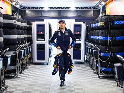 Checo Pérez, piloto de Red Bull, en el garaje durante el GP de Gran Bretaña.