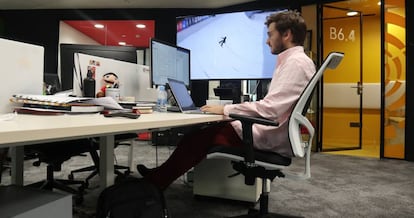 Mario Romeo en su puesto de trabajo en las oficinas de LaLiga.