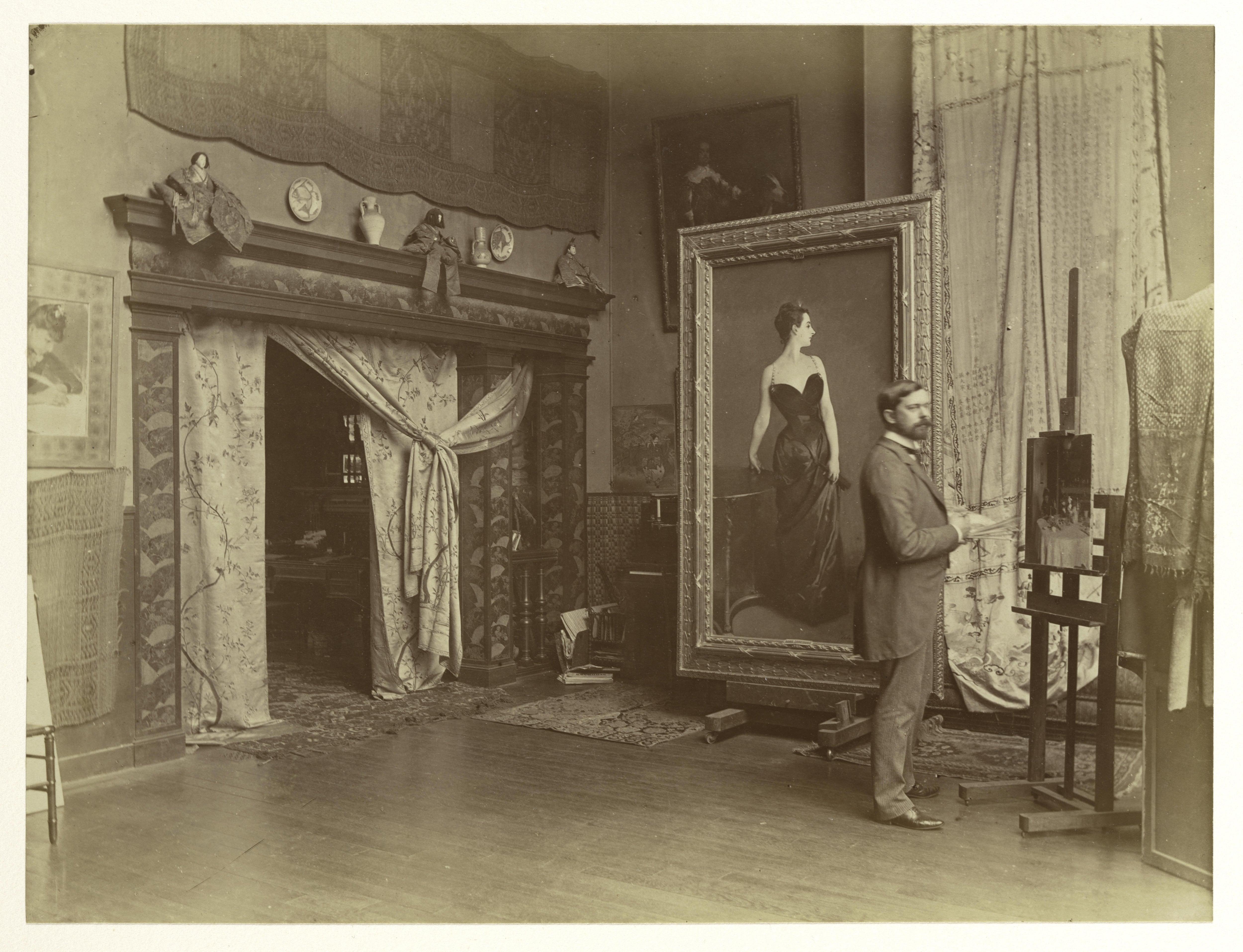 John Singer Sargent en su taller de París, junto al cuadro 'Madame X', hacia 1884.