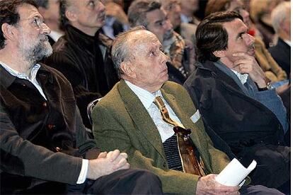 Manuel Fraga, entre Mariano Rajoy y José María Aznar, durante el homenaje que ha recibido en Silleda.