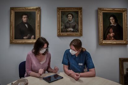 La doctora Camilla Rothe (derecha), con una participante en un estudio serológico.