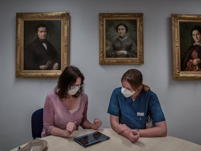 La doctora Camilla Rothe (derecha), con una participante en un estudio serológico.