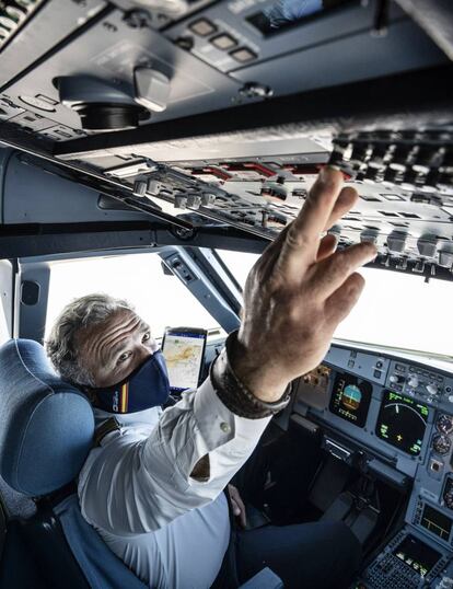 El comandante Javier Nieto durante un vuelo de Madrid a A Coruña.