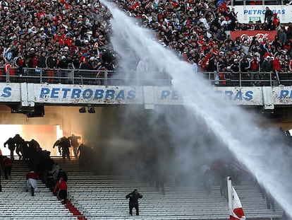 La policía lanza 'manguerazos' de agua a los aficionados de River tras el encuentro.