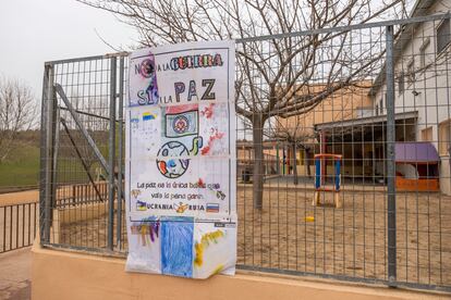 Cartel a favor de la paz realizado por los alumnos de segundo de primaria del colegio Puerta de la Sierra, en Venturada (Madrid).