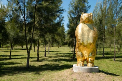 Gold Bear Museo de Arte Contemporáneo Atchugarry en Uruguay