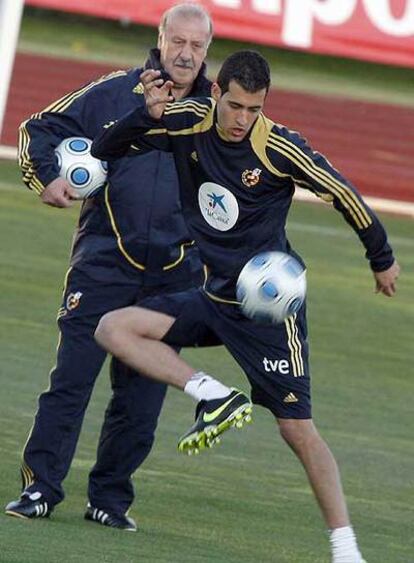 Busquets, ayer en el entrenamiento junto a Del Bosque.