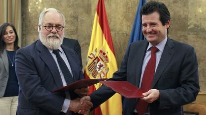 El ministro Miguel Arias Ca&ntilde;ete y el consejero Jos&eacute; Ciscar, tras la firma del protocolo sobre actuaciones en el J&uacute;car.