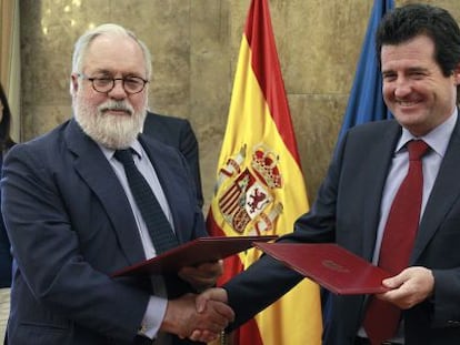 El ministro Miguel Arias Ca&ntilde;ete y el consejero Jos&eacute; Ciscar, tras la firma del protocolo sobre actuaciones en el J&uacute;car.