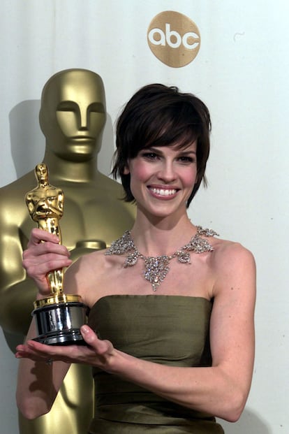 HILLARY SWANK – Cuando apareció en el casting de 'Boys don’t cry' (1999), la directora Kimberly Peirce la rechazó. Era demasiado femenina y demasiado “popular”. Pocos podrían decir su nombre, pero había sido parte de 'Sensación de vivir' y la sucesora de Ralph Macchio en 'El nuevo karate kid', la visionaria revitalización del personaje que se adelantó al interés del público por los papeles de acción interpretados por mujeres. Personajes muy alejados de las dramáticas vivencias del transexual Brandon Teena, salvajemente violado y asesinado a los 21 años. Tras el desplante de Pierce, Swank volvió con lo que la directora definió como un “corte de pelo de nueve dólares que le hacía parecer Matt Damon” y el papel fue suyo. No defraudó. Una desconocida al frente de una película independiente realizada con un presupuesto casi irrisorio le ganó a la favoritísima Annette Bening, que llegaba subida a la ola del inmenso éxito de 'American Beauty'. ¿Qué pasó después del Oscar? No funcionaron la coral 'Premonición', dirigida por Sam Raimi, ni la cinta de época 'El asunto del collar', pero cuando empezaba a sonar el runrún de “la maldición del Oscar” llegó 'Million Dolar Baby', la adaptación de la obra de F.X. Toole que había estado a punto de acabar en manos de Isabel Coixet y Sandra Bullock. A las órdenes de Clint Eastwood, Swank regaló de nuevo una interpretación magistral. Todo funcionaba en una película crepuscular que marcó el punto más alto de la carrera como director de Eastwood. Esta vez el premio por interpretar a la cándida y tenaz Maggie Fitzgerald no fue una sorpresa para nadie. Sí sorprendió el escaso éxito de la tan esperada como fallida adaptación de 'La dalia negra' de Brian de Palma. Menos recorrido tuvieron 'La cosecha' o su encarnación de la legendaria Amelia Earhart, un papel que parecía poder situarla de nuevo en la senda del Oscar, al igual que el interesante drama judicial 'Betty Anne Waters'. Sus papeles en cine fueron perdiendo relevancia y lo más interesante que ha protagonizado recientemente es la cancelada serie de Disney 'Alaska Daily'. En febrero estará de vuelta con 'Yellowjackets', el drama caníbal que ya ha traído a la actualidad a otras estrellas de los noventa como Christina Ricci y Juliette Lewis.