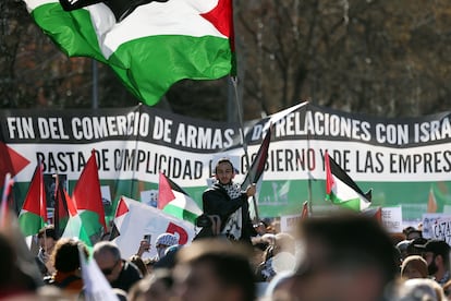 Centenares de personas se manifiestan en apoyo a Palestina, este sábado por el centro de Madrid. 