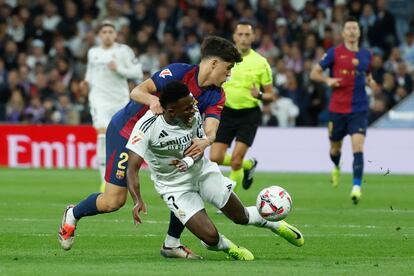 Vinicius Jr. cae tras la entrada de Pau Cubarsí, bajo la mirada del árbitro.