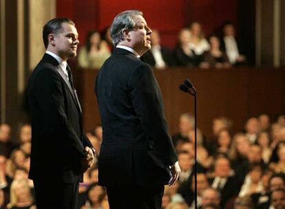 El actor Leonardo di Caprio, a la izquierda, junto al ex vicepresidente Al Gore.