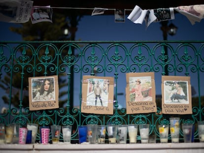 Retratos de los cuatro jóvenes desaparecidos en una ofrenda colocada el día de su funeral, en Colotlán (Jalisco).