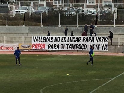 O cartaz da torcida organizada Bukaneros.