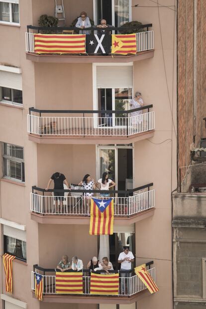 Un edifici de la Meridiana amb els balcons plens de banderes a l'hora de la Via Lliure.