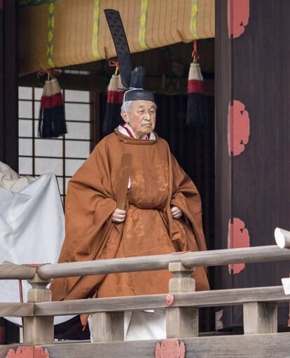El rito sintoísta consiste en un homenaje a la diosa Amaterasu, antiguamente considerada como antepasada de la familia imperial de Japón, un origen divino con el que rompió el emperador Akihito después de asumir el trono, en 1989. En la imagen, el emperador Akihito, durante la ceremonia en el Palacio Imperial, en Tokio.