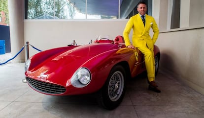 Lapo Elkan con un coche de su colección.