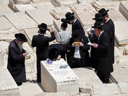 Jud&iacute;os ultra ortodoxos oran sobre una tumba dentro del cementerio del Monte de los Olivos en el este de Jerusal&eacute;n.
 