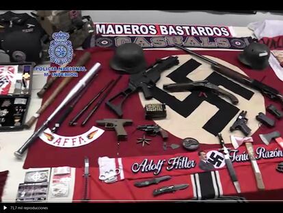 El arsenal y la simbología incautados por la Policía en el registro al grupo neonazi de Sabadell.