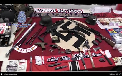 El arsenal y la simbología incautados por la Policía en el registro al grupo neonazi de Sabadell.